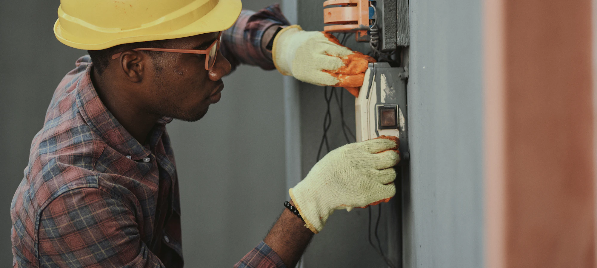 Eletricista fazendo manutenção em um quadro de energia