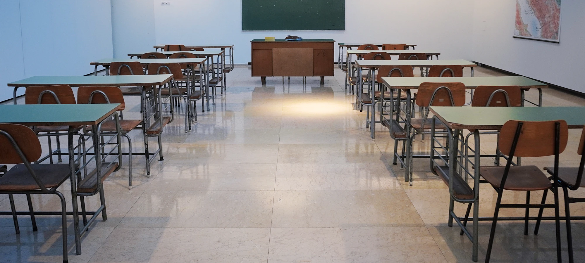 Material escolar sobre a mesa de uma sala de aula