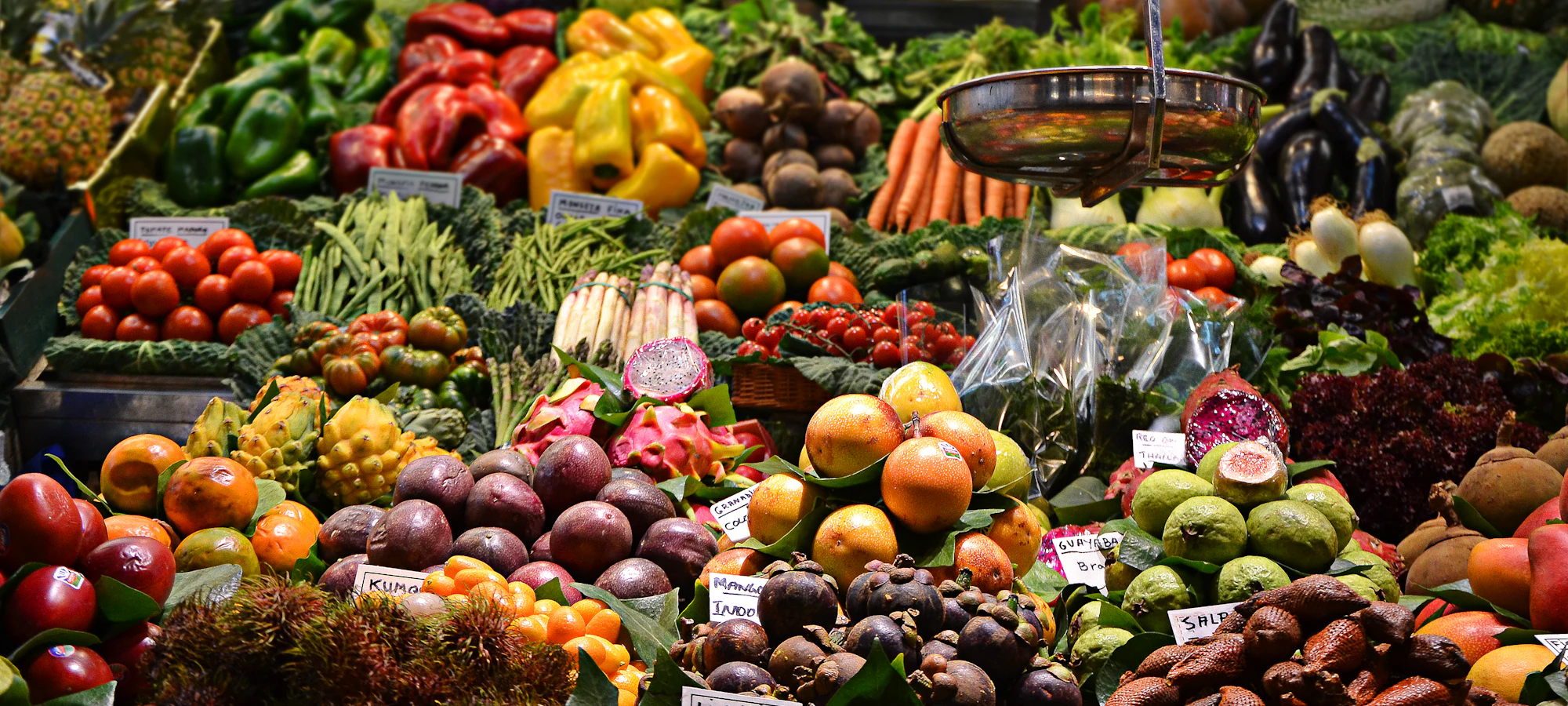 Banca de frutas e verduras frescas de produtores locais