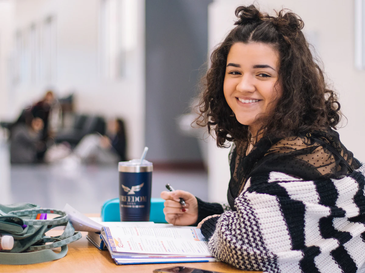 Estudante sorrindo em sala de aula